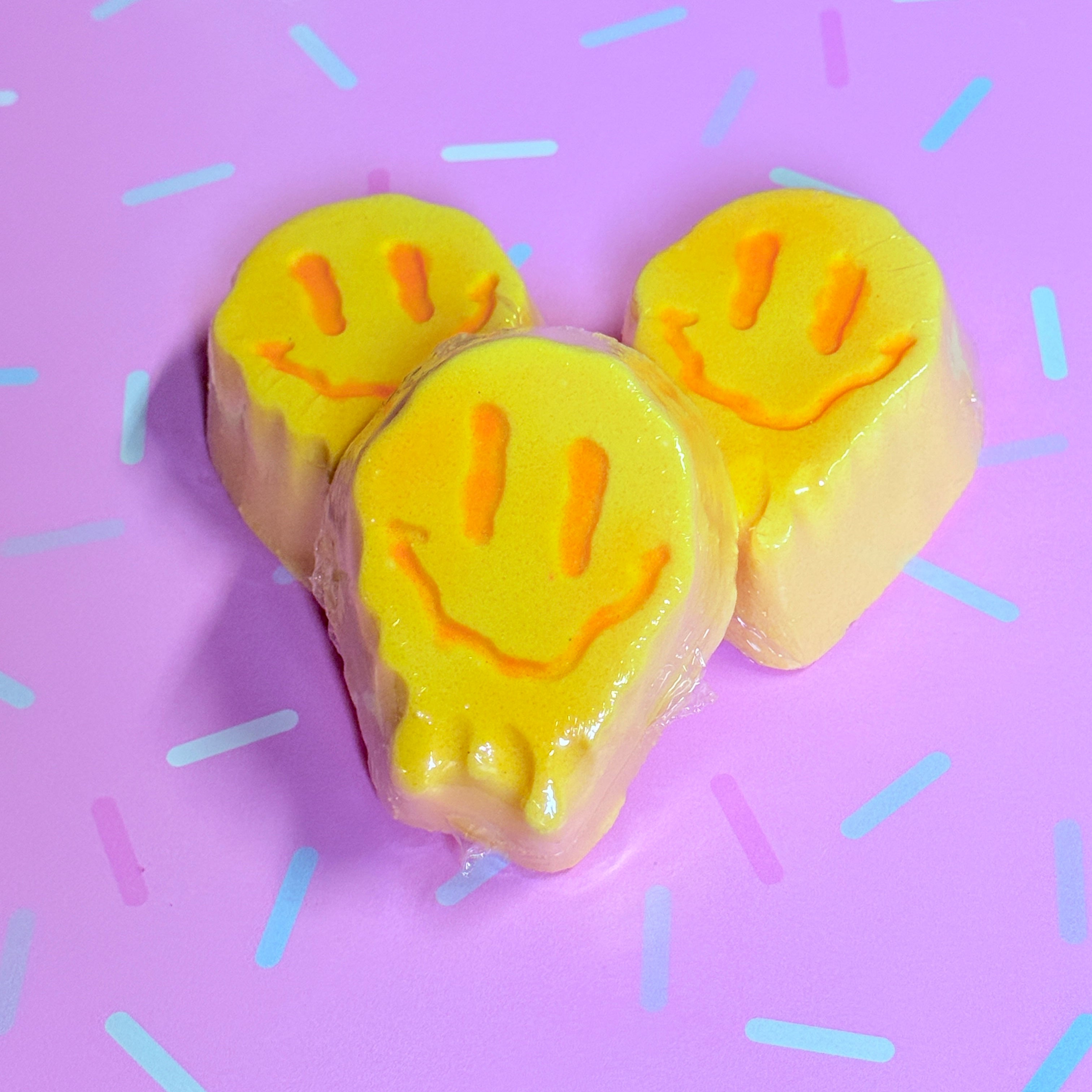 Smiley face- Champagne Toast Bath Bomb